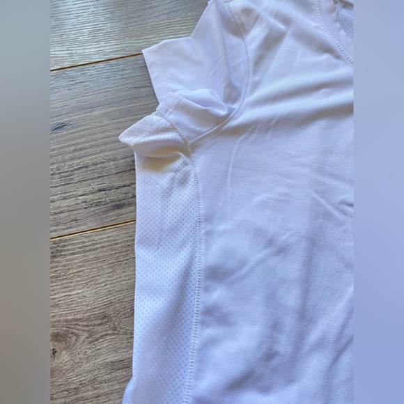 Alo Yoga white mesh ventilated work out t-shirt - Picture 2 of 6